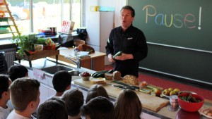 Gesundes Pausenbrot: Vollkornbrot mit sauren Apfelspalten und Rucola