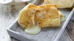 Französischer Ziegencamembert im Strudelteig mit süß-scharfem Mangochutney