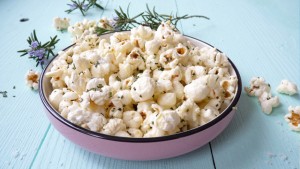 Rezept: Parmesan-Popcorn mit Rosmarin