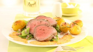 Rezept: Rinderfilet mit Blitz-Hollandaise, Rosmarinkartoffeln und Bohnen